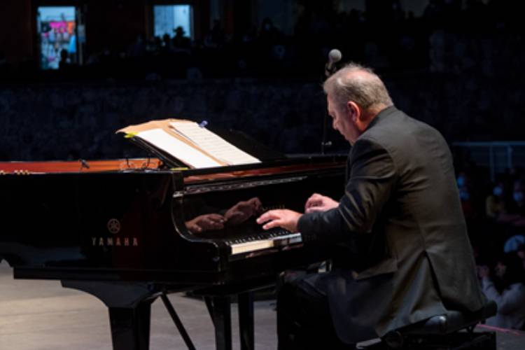 ARTISTAS DE ESPAÑA, ARGENTINA, CANADÁ Y MÉXICO ENCABEZARON LOS ESCENARIOS DEL FIC 49