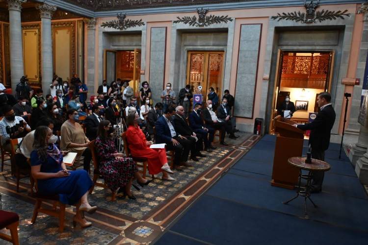 RECIBE LA PRESEA CERVANTINA 2021 EL MAESTRO MIGUEL SABIDO