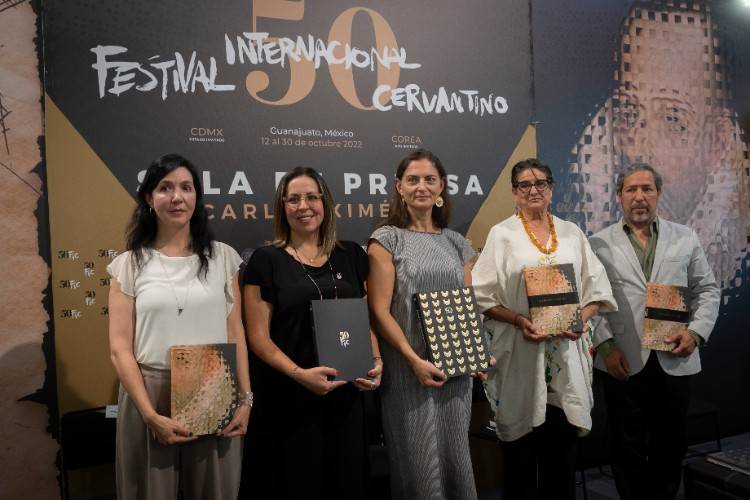 Festival Internacional Cervantino publica libro que documenta medio siglo de existencia 